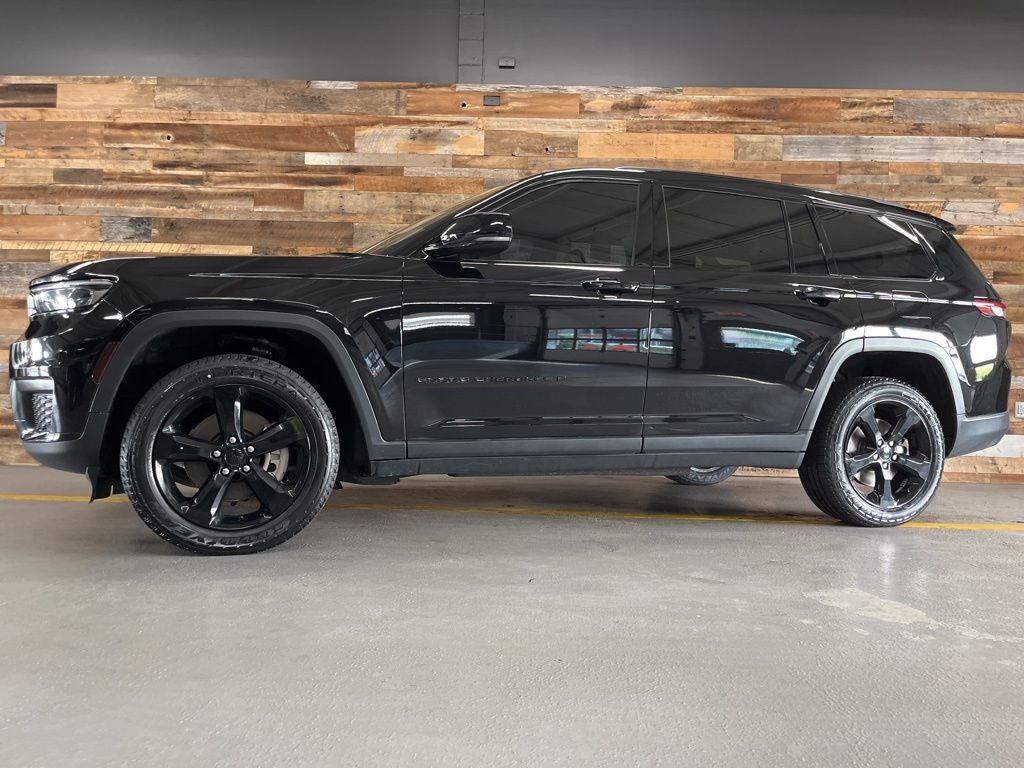 Used 2022 Diamond Black Jeep Altitude image 52