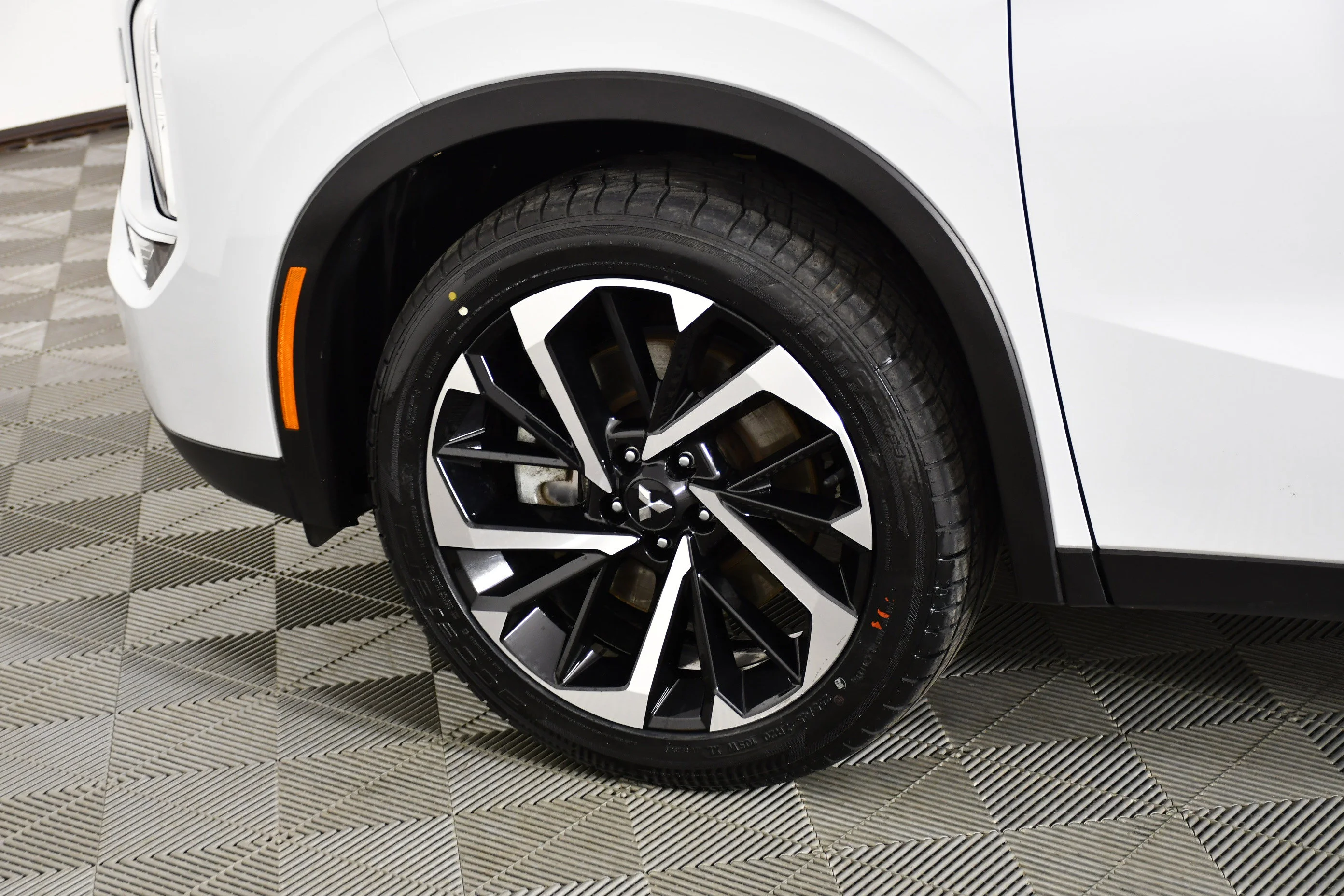 Certified Used 2023 White Diamond Mitsubishi SE image 52