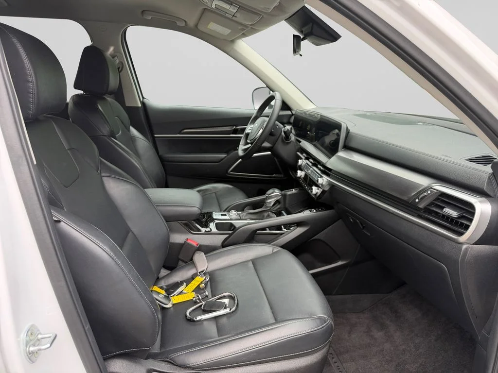 Used 2023 White Kia S image 17