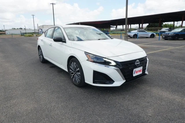 Used 2025 WHITE Nissan SV image 3