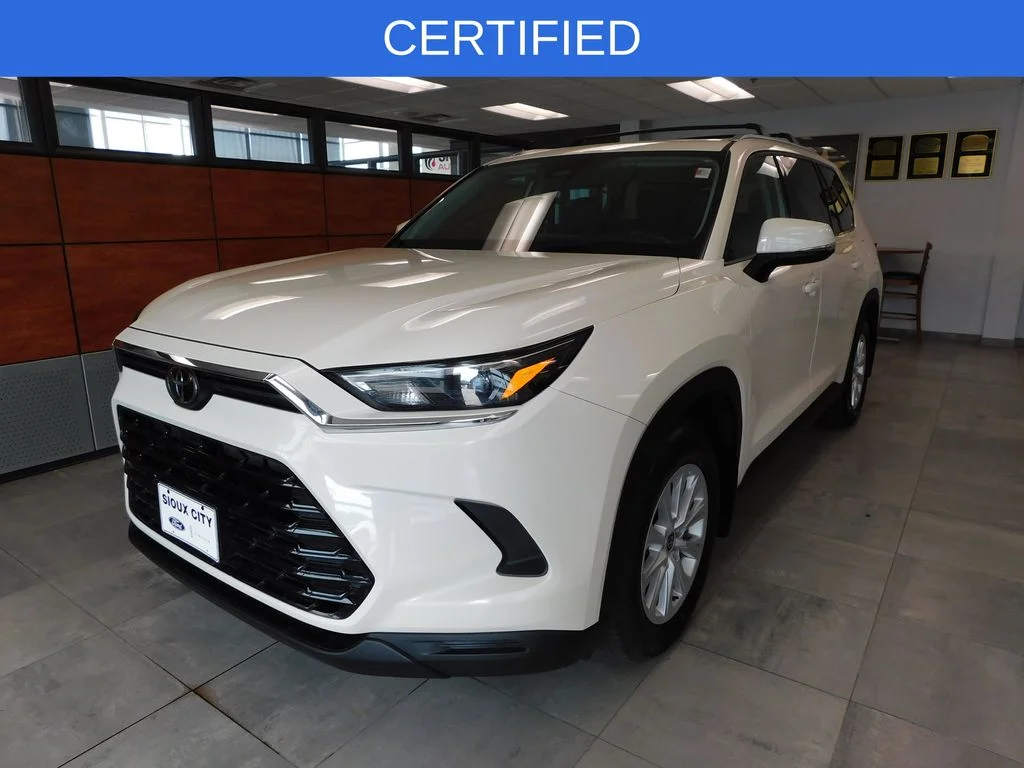Used 2024 Cream Toyota XLE image 1