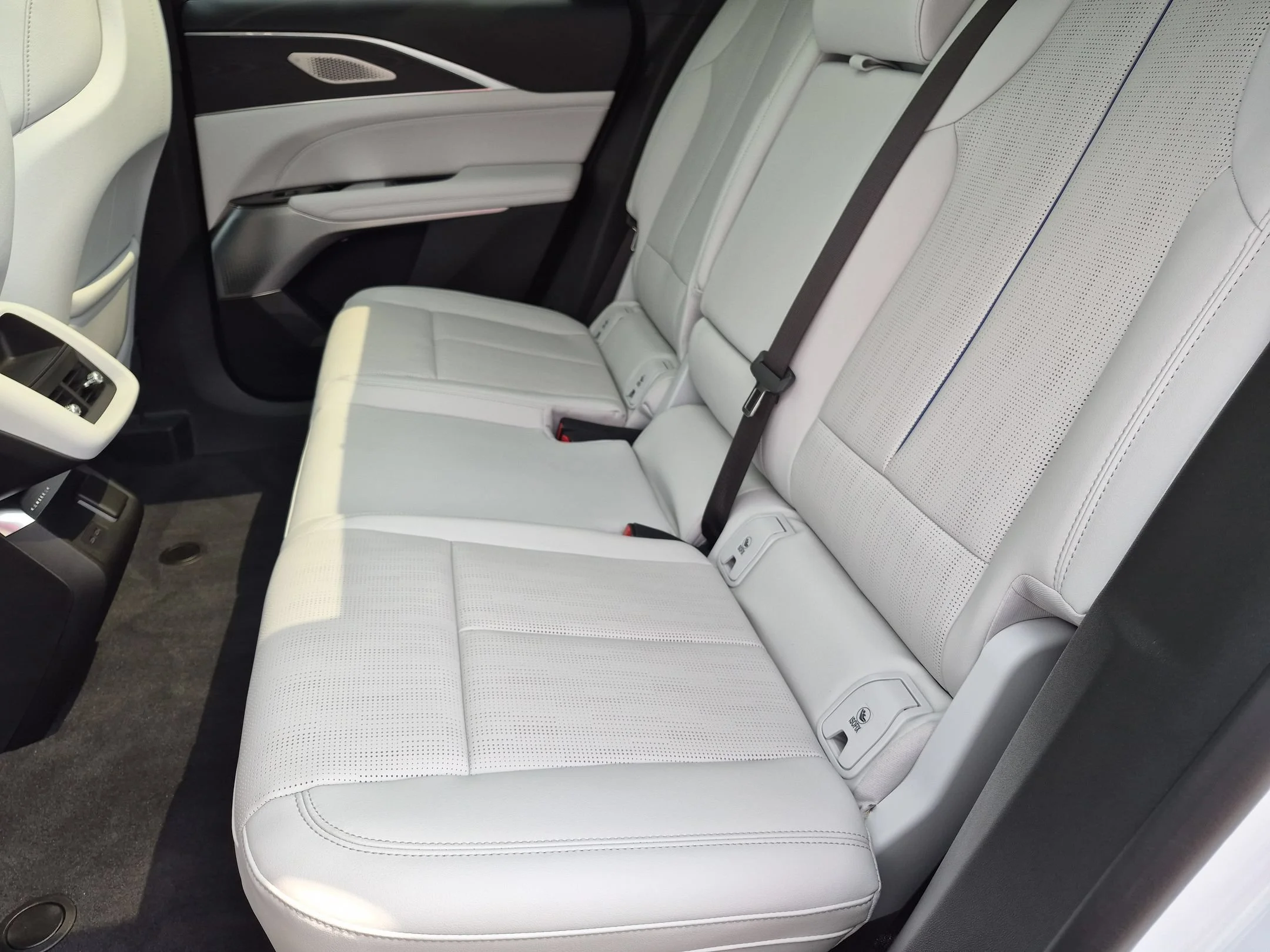 Used 2024 Crystal White Tricoat Cadillac Luxury image 25