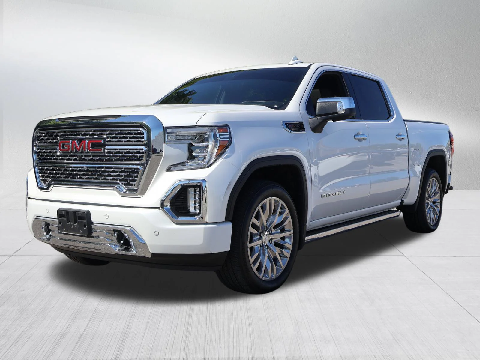 Used 2019 White Frost Tricoat GMC Denali image 3