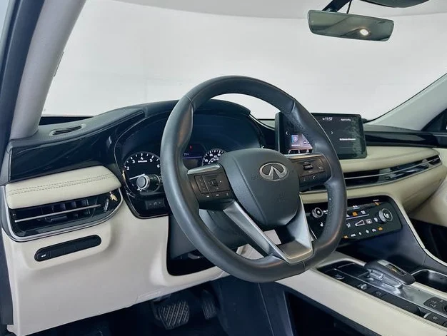 Used 2025 White INFINITI PURE image 7