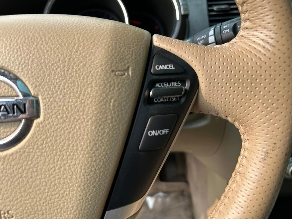 Used 2011 Red Nissan SL image 19