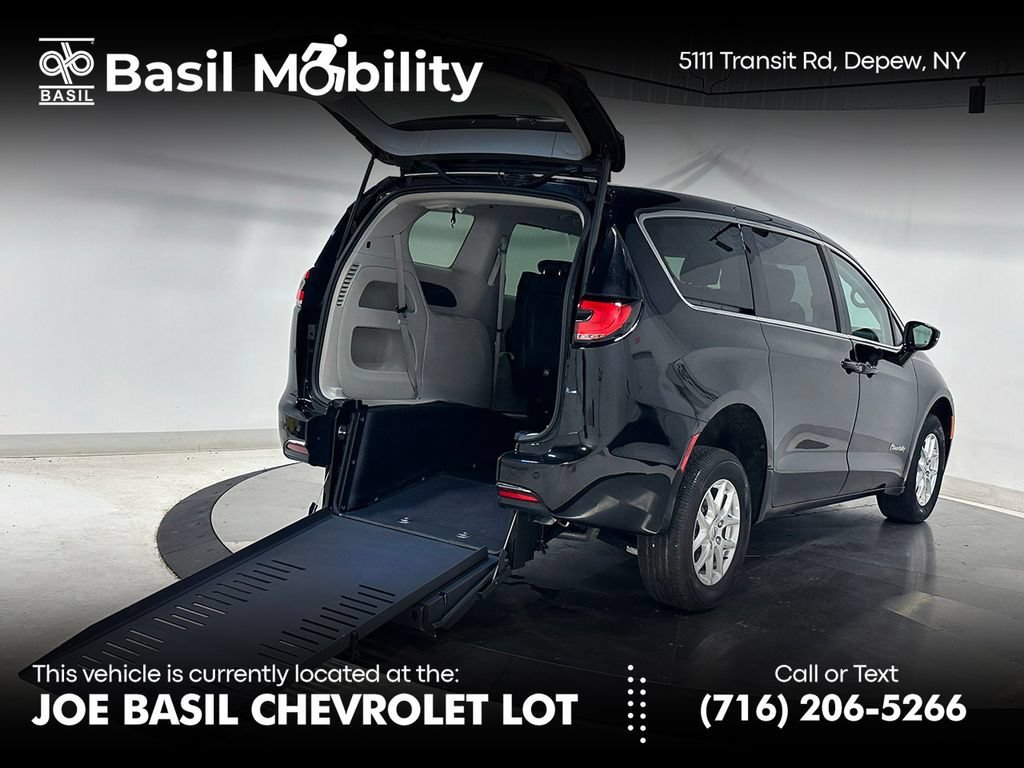 2024 Chrysler Pacifica Touring L's photo