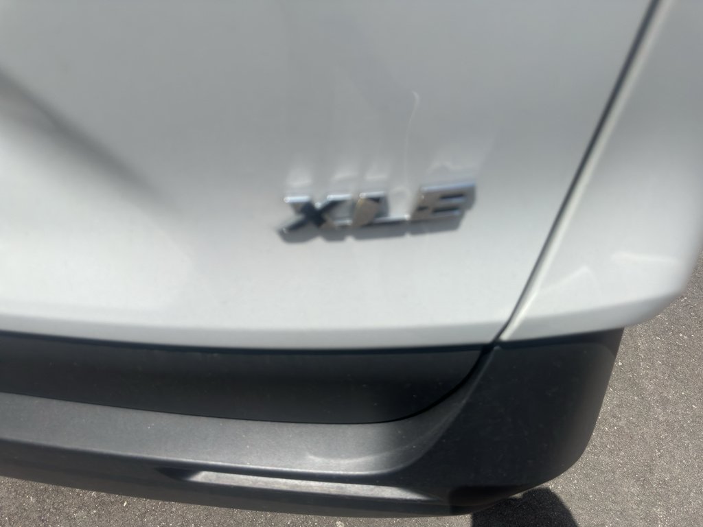 Used 2025 Wind Chill Pearl Toyota XLE Premium image 6
