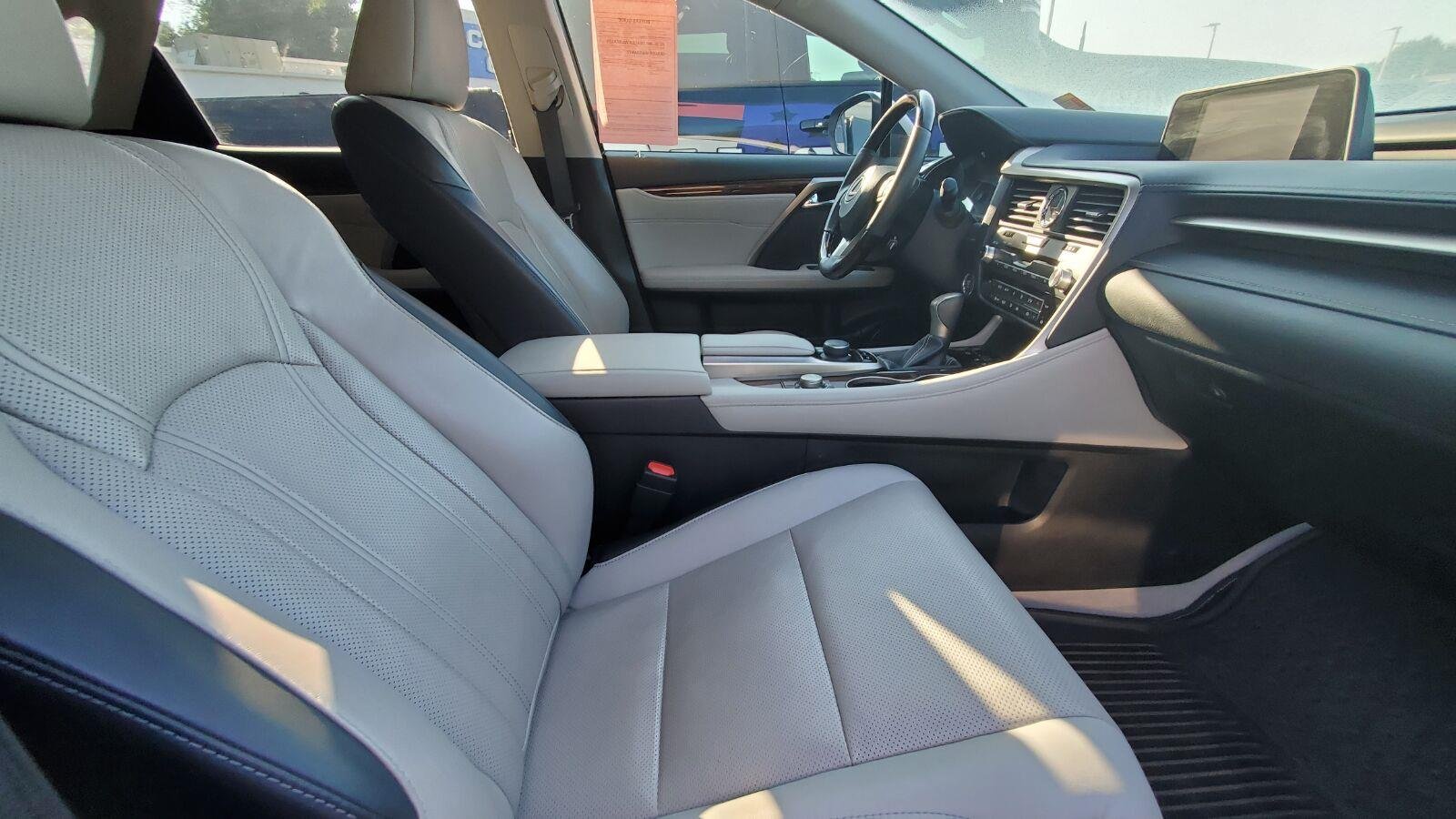 Used 2016 Eminent White Pearl Lexus FWD 4dr image 4