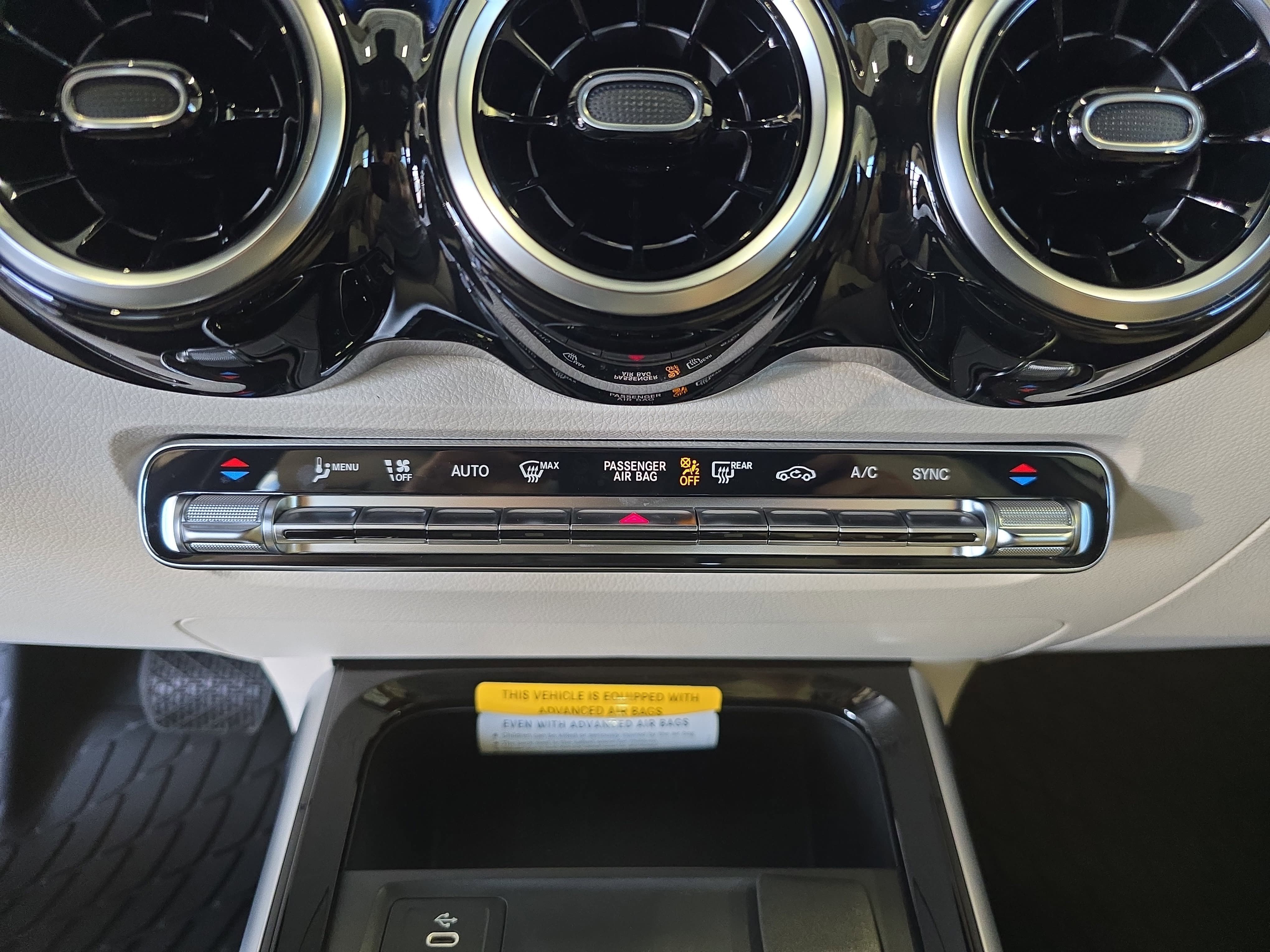 New 2026 Polar White Mercedes-Benz GLB250 image 23