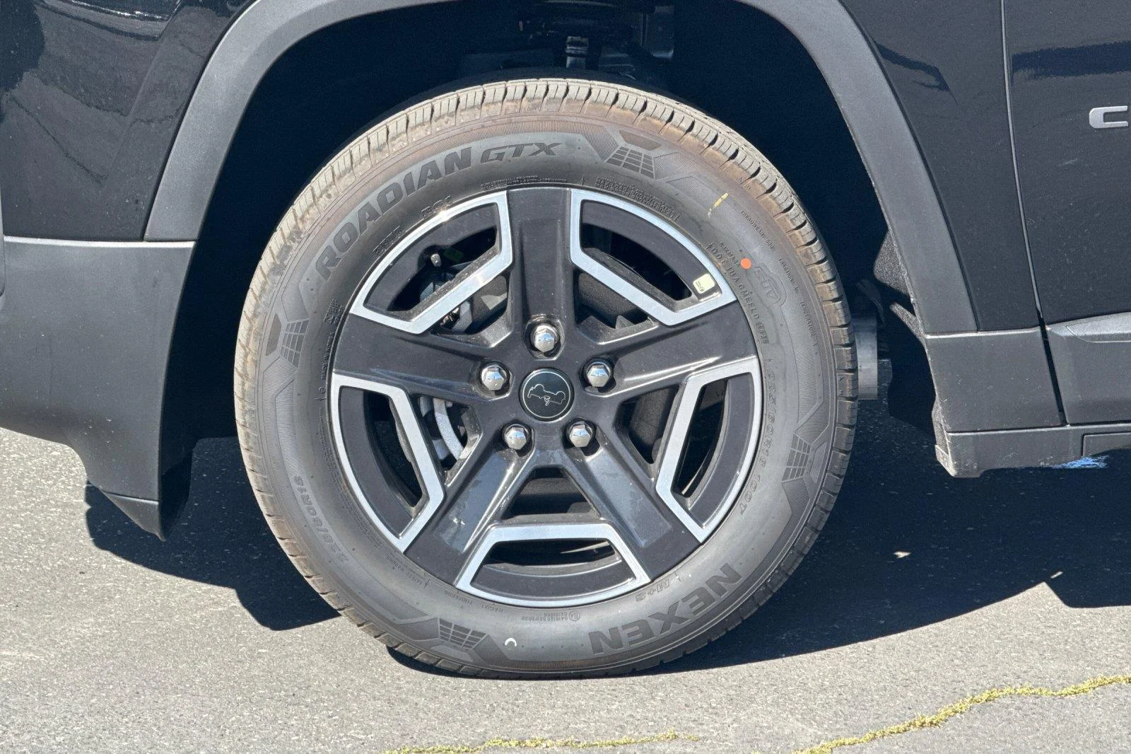 New 2026 Diamond Black Crystal Pearl-Coat Exterior Paint Jeep Laredo image 24