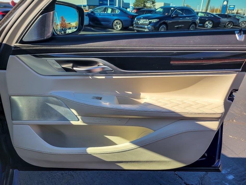 2022 BMW B7 - Image 27