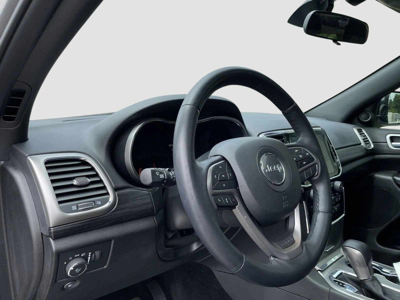 Used 2021 Billet Silver Metallic Clearcoat Jeep Laredo X image 20