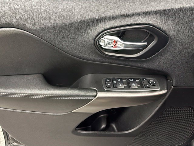 Used 2019 Black Jeep Latitude image 14