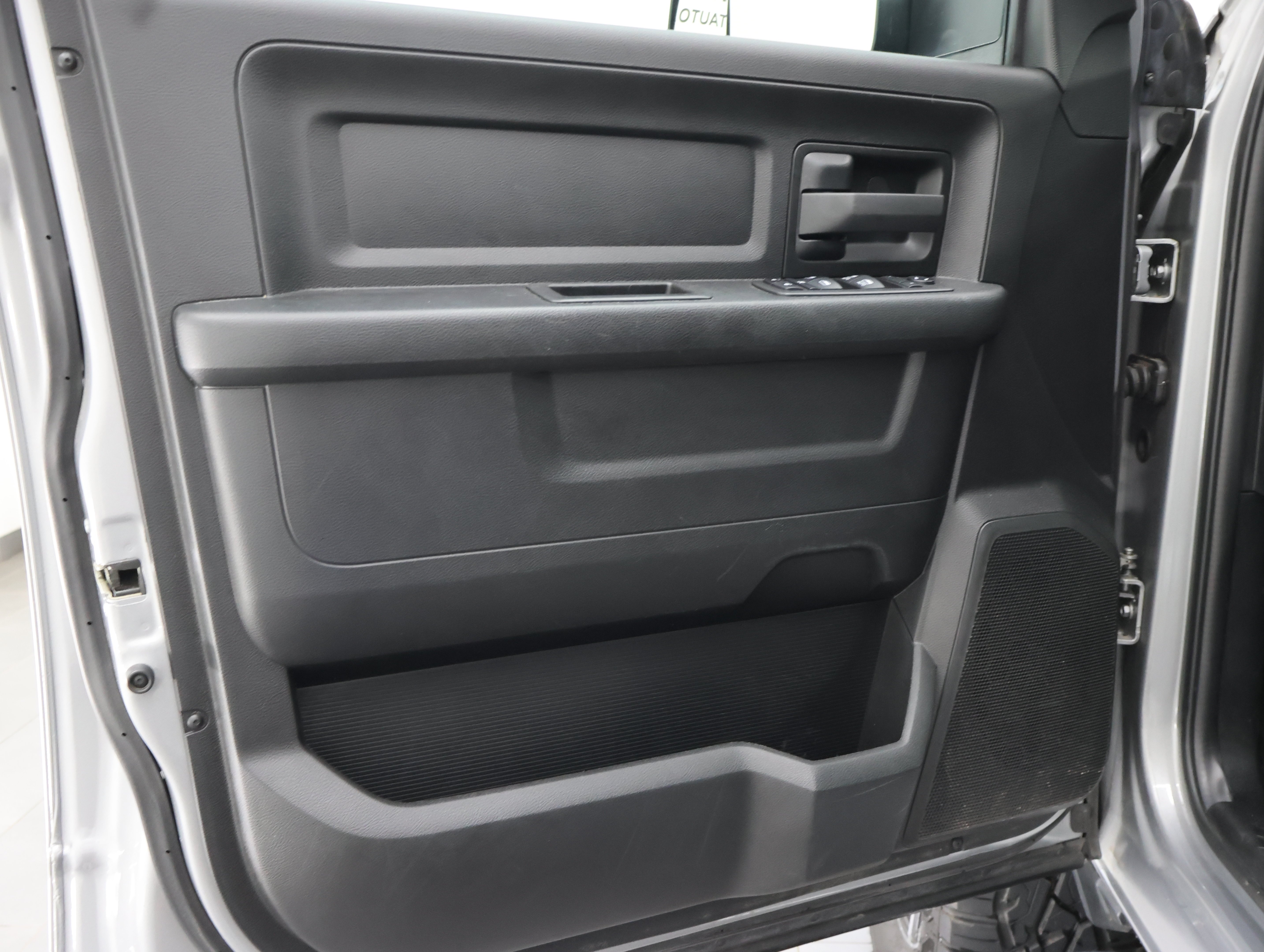 Used 2022 Billet Silver Metallic Clearcoat Ram 4x4 Crew Cab Tradesman: CREW-SHORT-TRADESMAN LVL 2-6.4L V8 HEMI-4WD-20 WHEELS image 36
