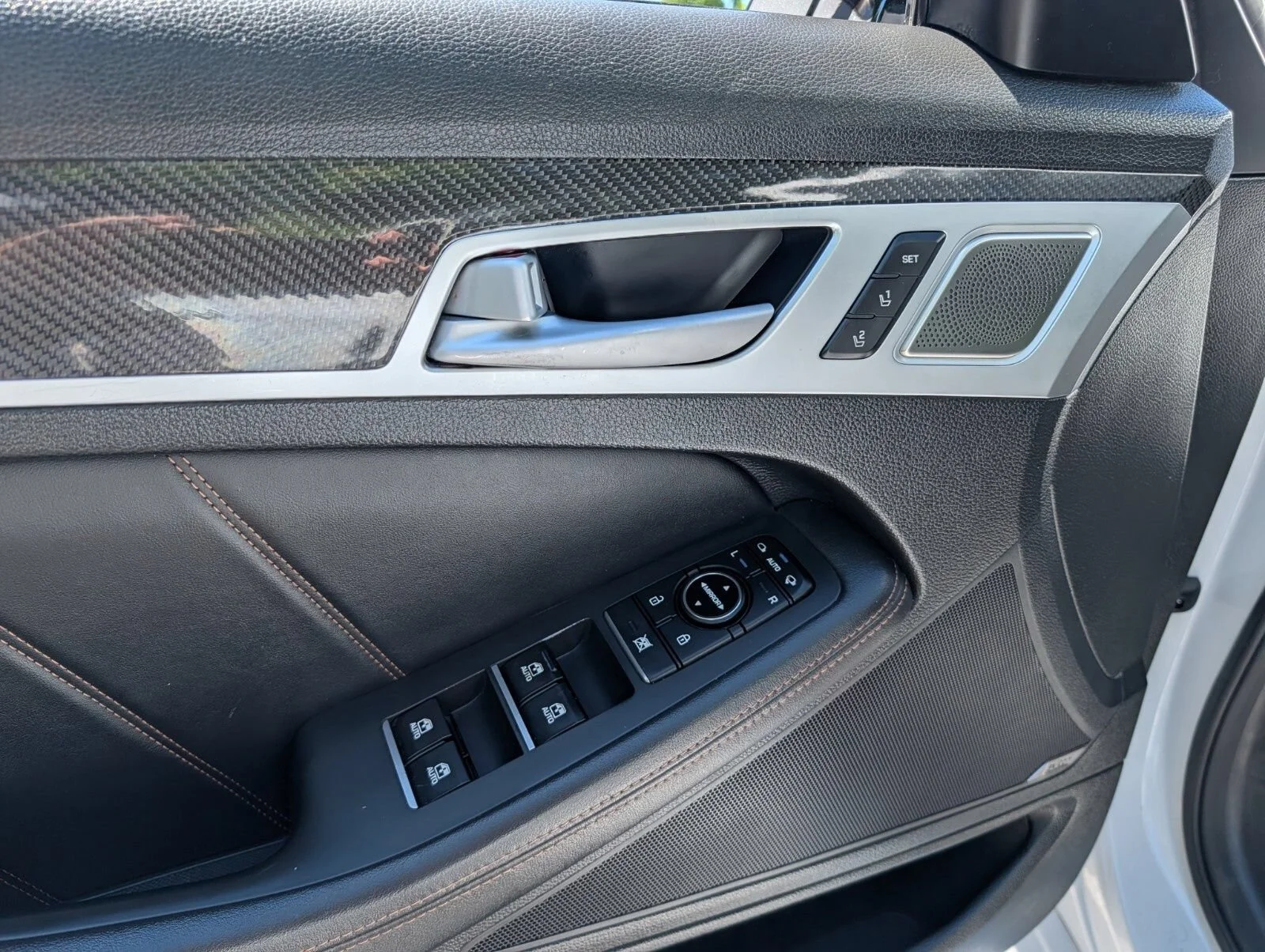 Used 2018 White Genesis 3.3T Sport image 28
