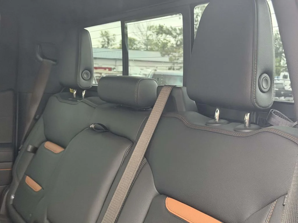 Used 2025 White GMC AT4 image 17