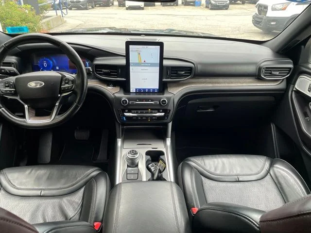 Used 2020 Black Metallic Ford Platinum image 11