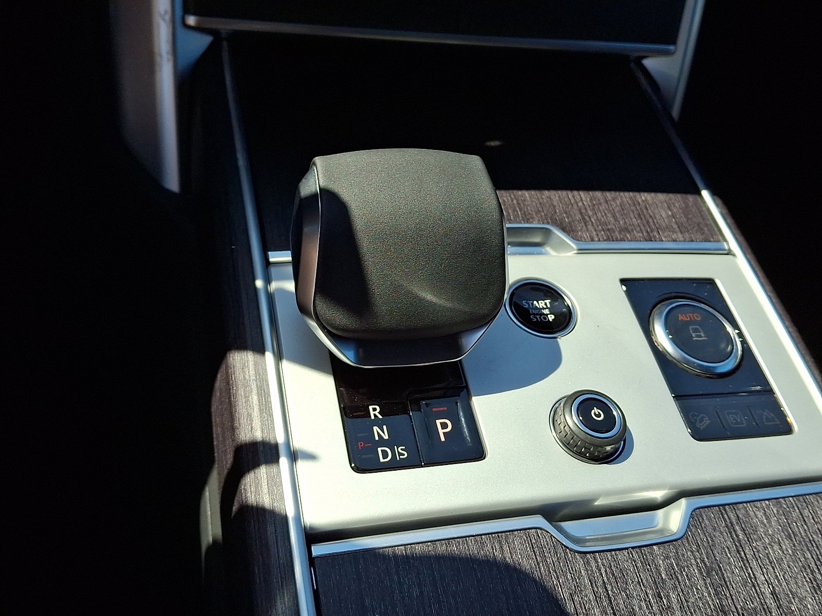New 2027 Santorini Black Land Rover SE image 13