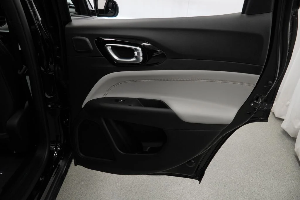 New 2026 Diamond Black Crystal Pearl-Coat Exterior Paint Jeep Limited image 29