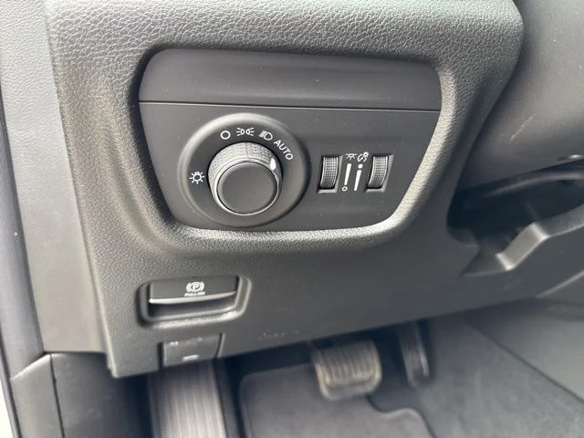 New 2026 Silver Zynith Exterior Paint Jeep Altitude image 32