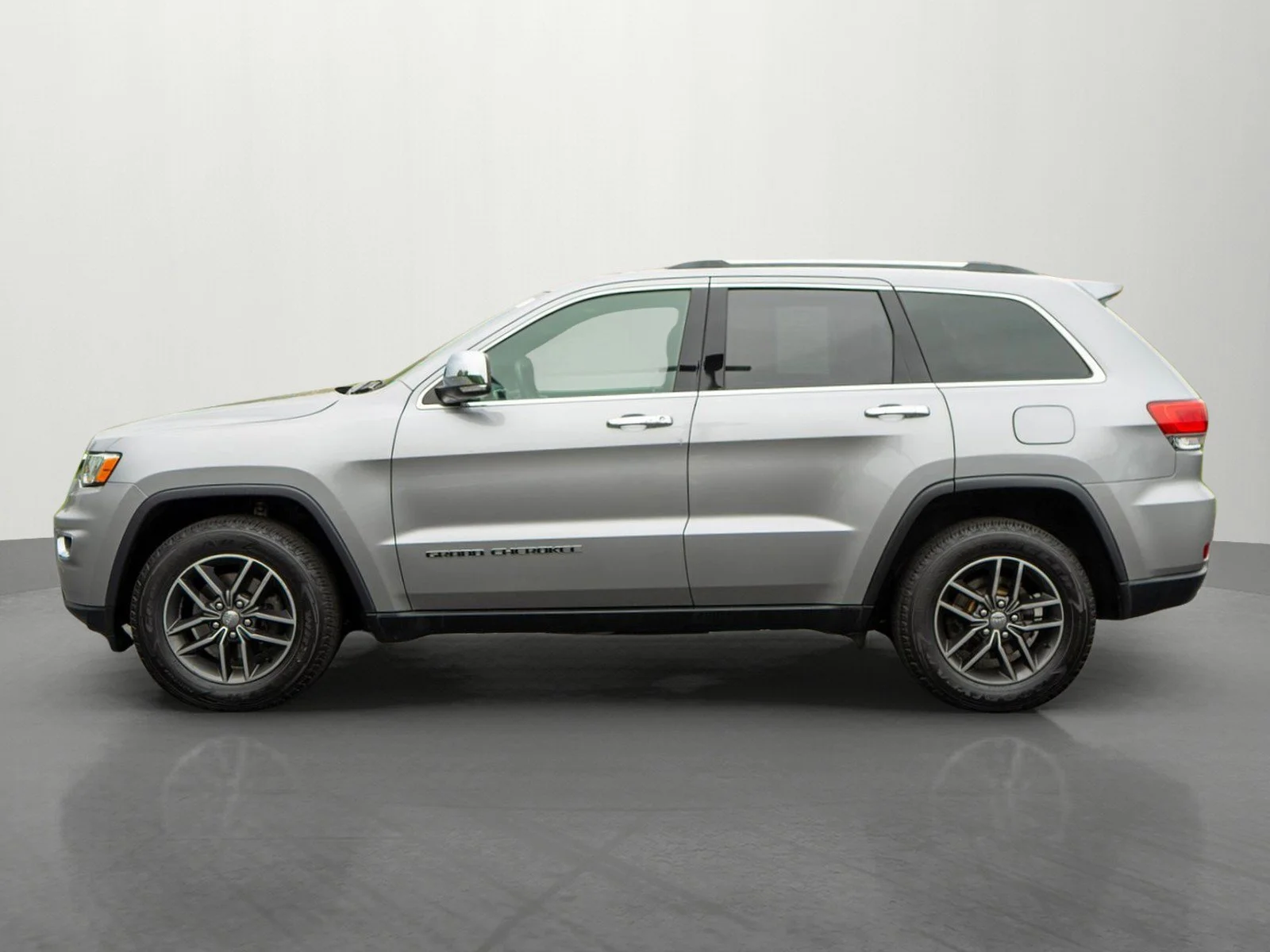Used 2018 Billet Silver Metallic Clearcoat Jeep Limited image 4