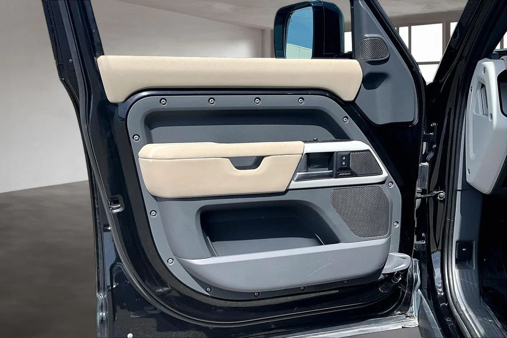 Used 2022 Black Land Rover S image 18