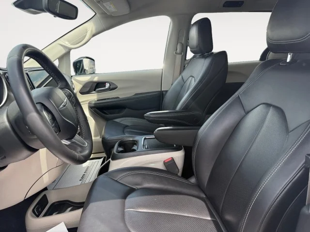 Used 2024  Chrysler  image 17