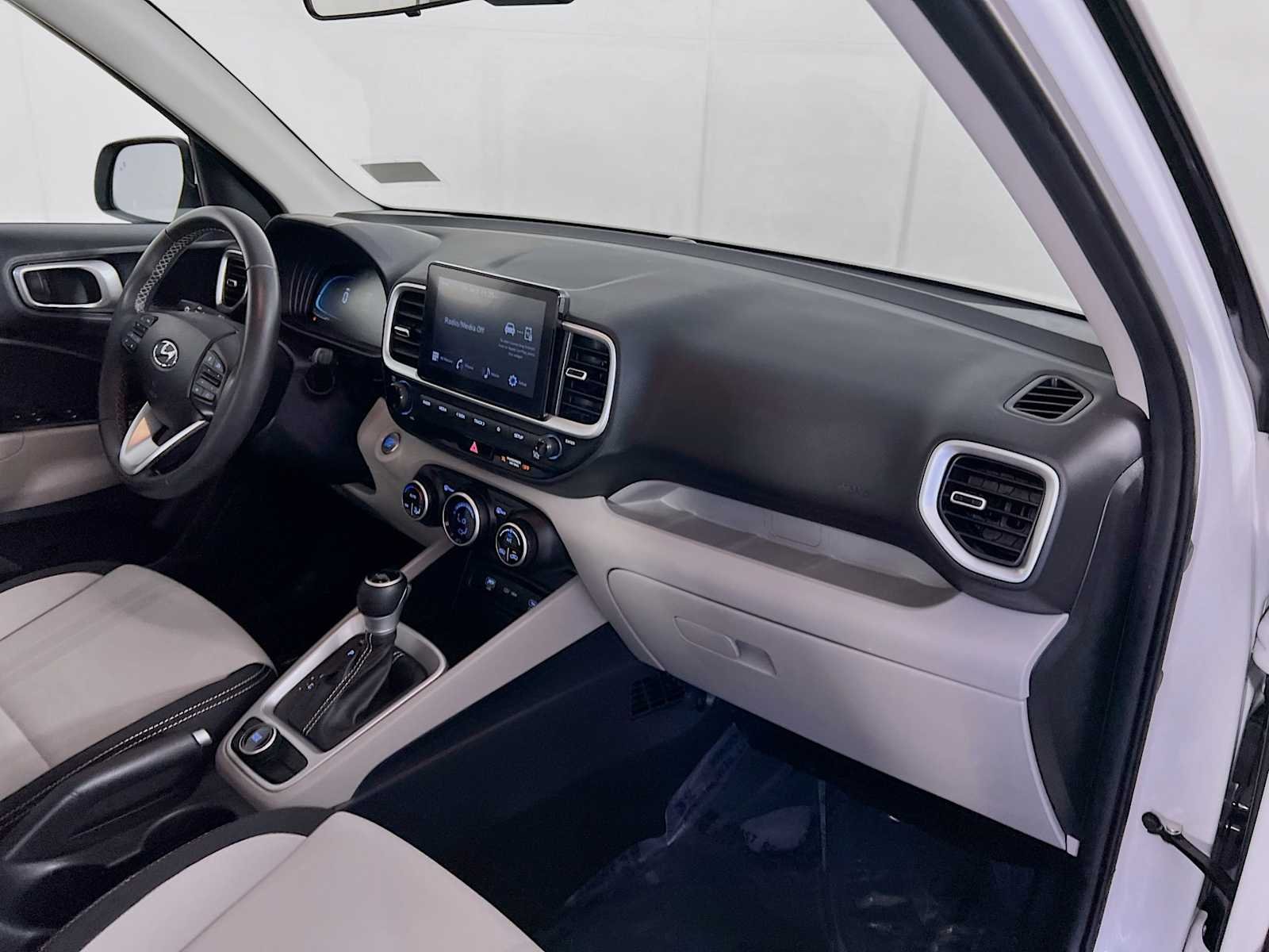 Used 2025 Lunar White Hyundai SEL image 28