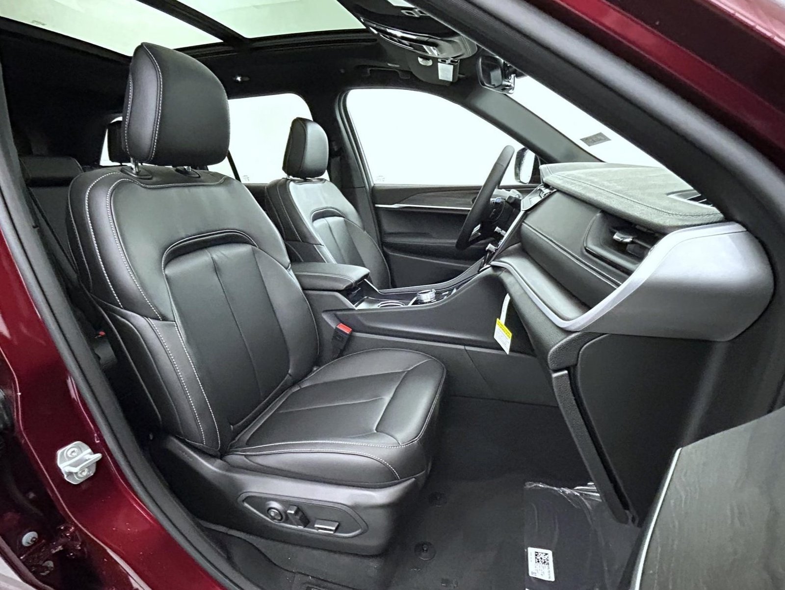 New 2026 Velvet Red Pearl-Coat Exterior Paint Jeep Limited image 15