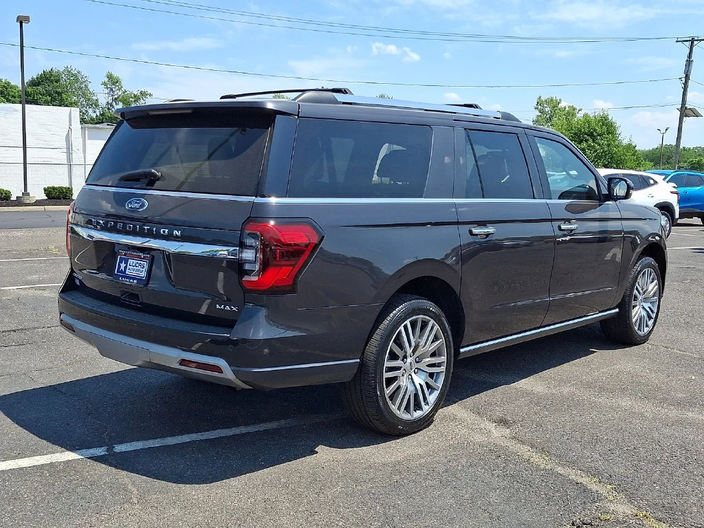 Used 2024  Ford Limited image 12