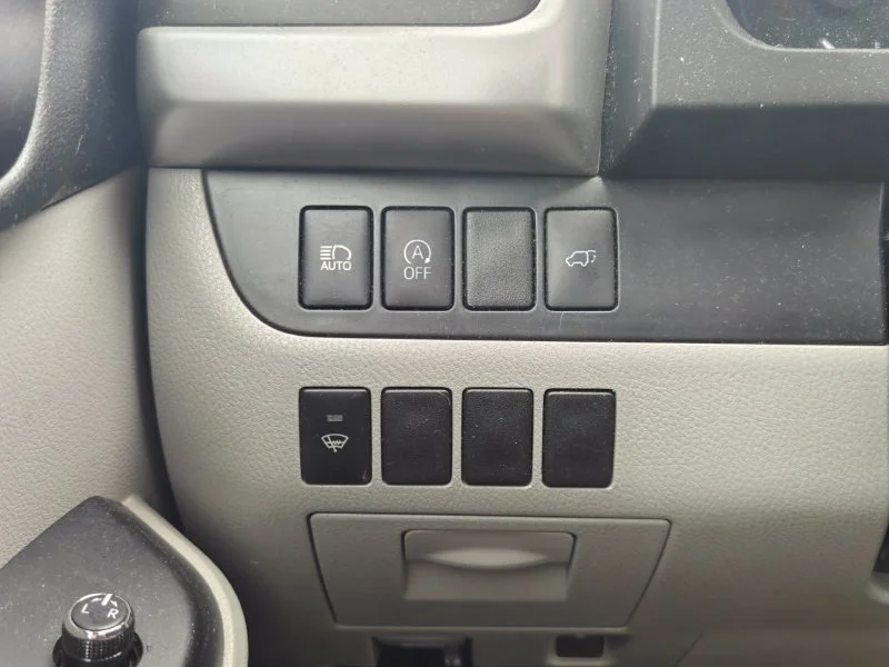 Used 2018 Silver Toyota XLE image 10
