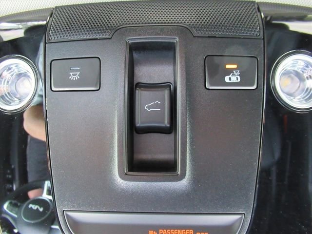 Used 2025 White Kia SX image 31
