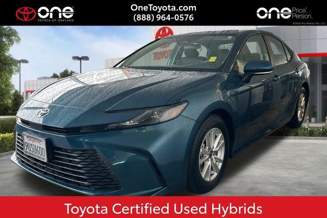 2025 Toyota Camry LE Hybrid's photo