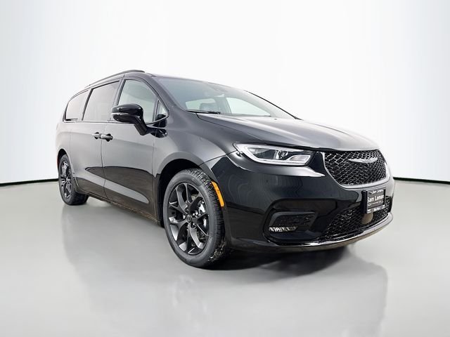 New 2026 Diamond Black Crystal Pearl-Coat Exterior Paint Chrysler Select image 1