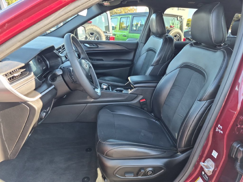 Used 2025 Red Jeep Altitude image 21