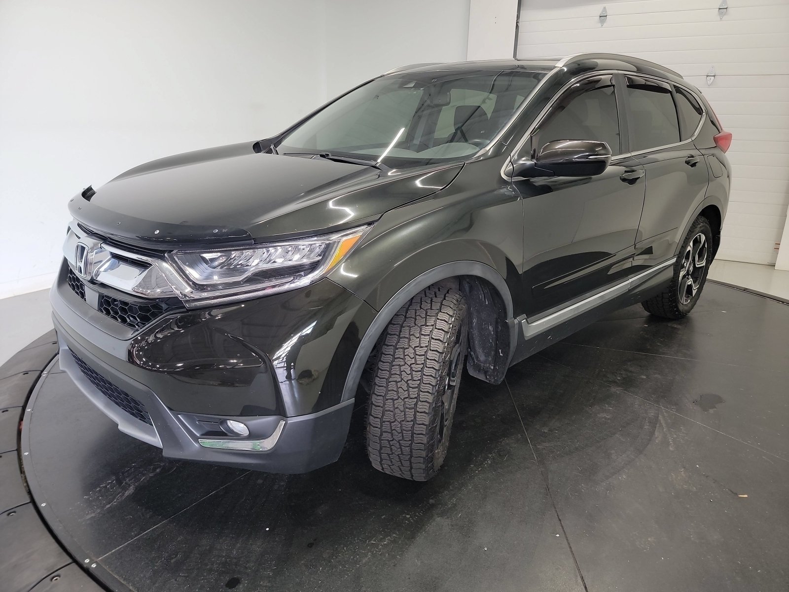 Used 2017 Crystal Black Pearl Honda Touring image 3