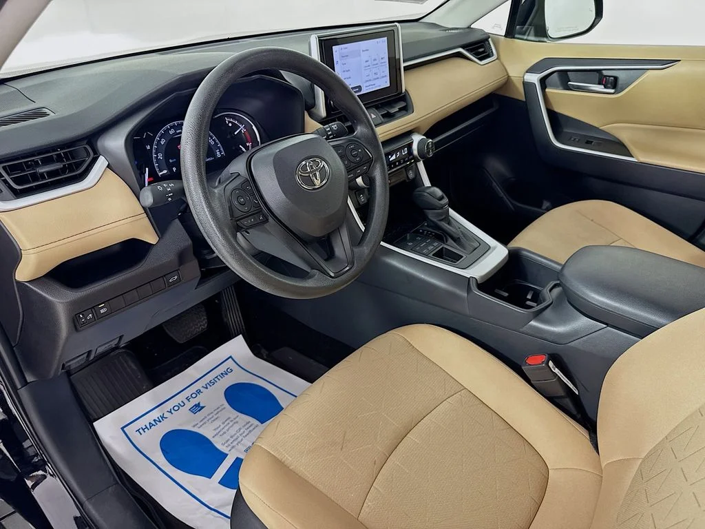 Used 2025  Toyota XLE image 9