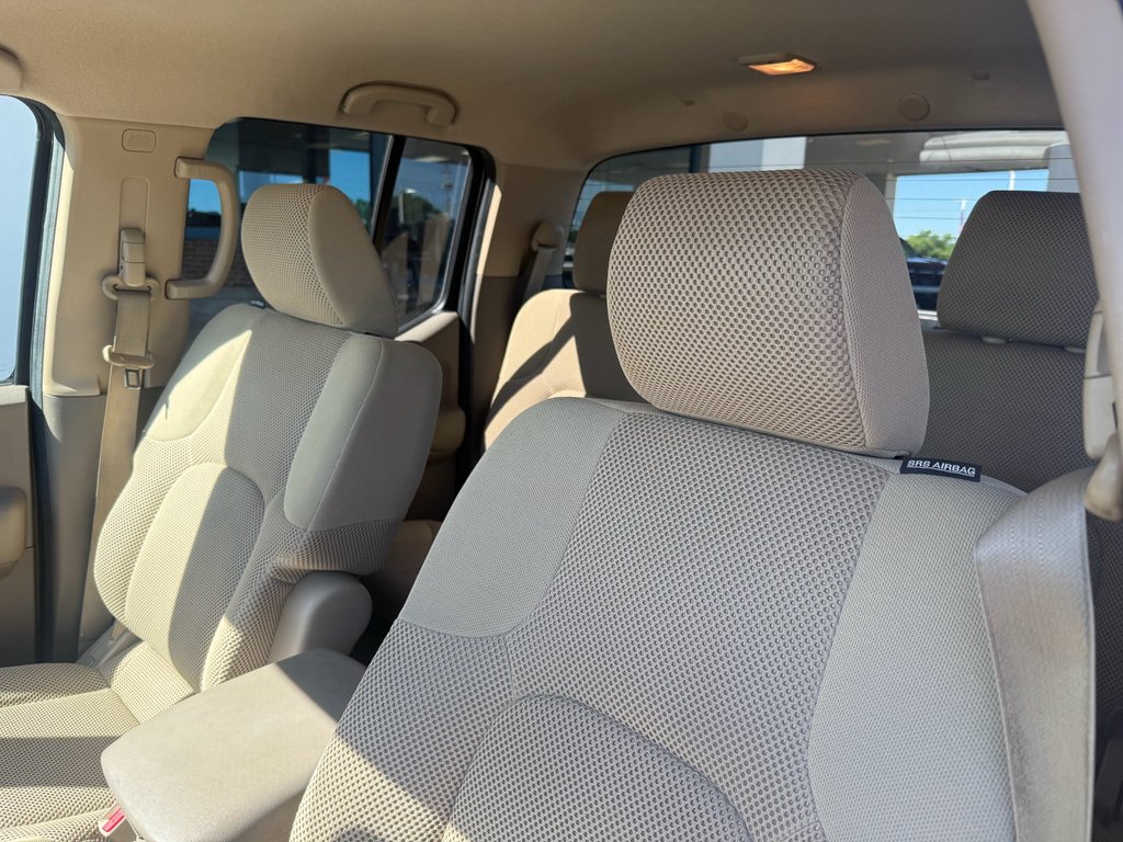 Used 2010 Avalanche Nissan SE image 11