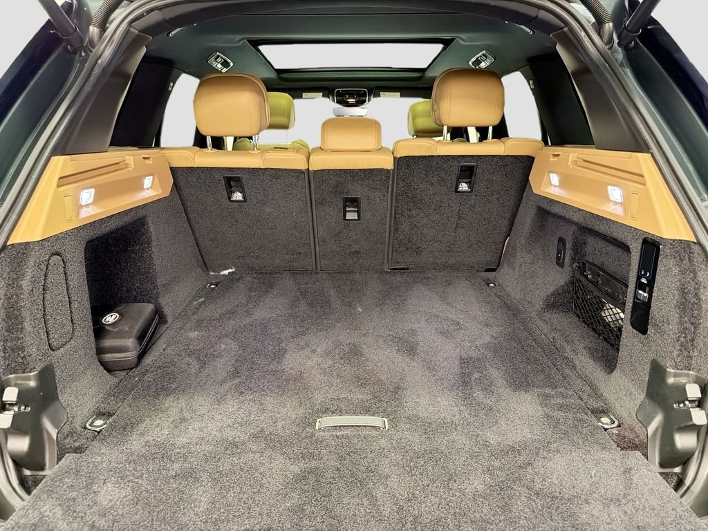 Used 2023 Green Land Rover SE image 27