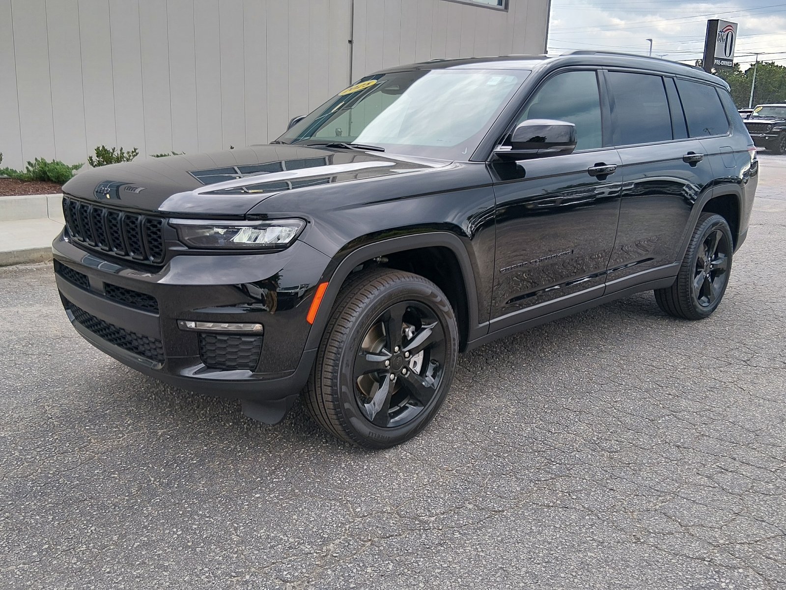 Used 2025 Diamond Black Crystal Pearl Coat Jeep Limited image 7