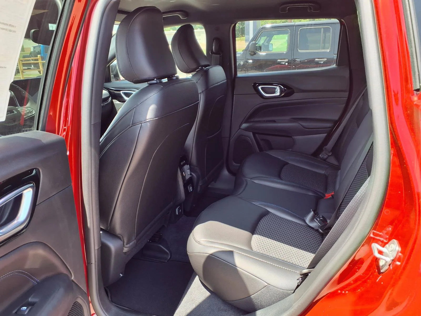New 2026 Red Hot Pearl-Coat Exterior Paint Jeep Latitude Altitude image 17