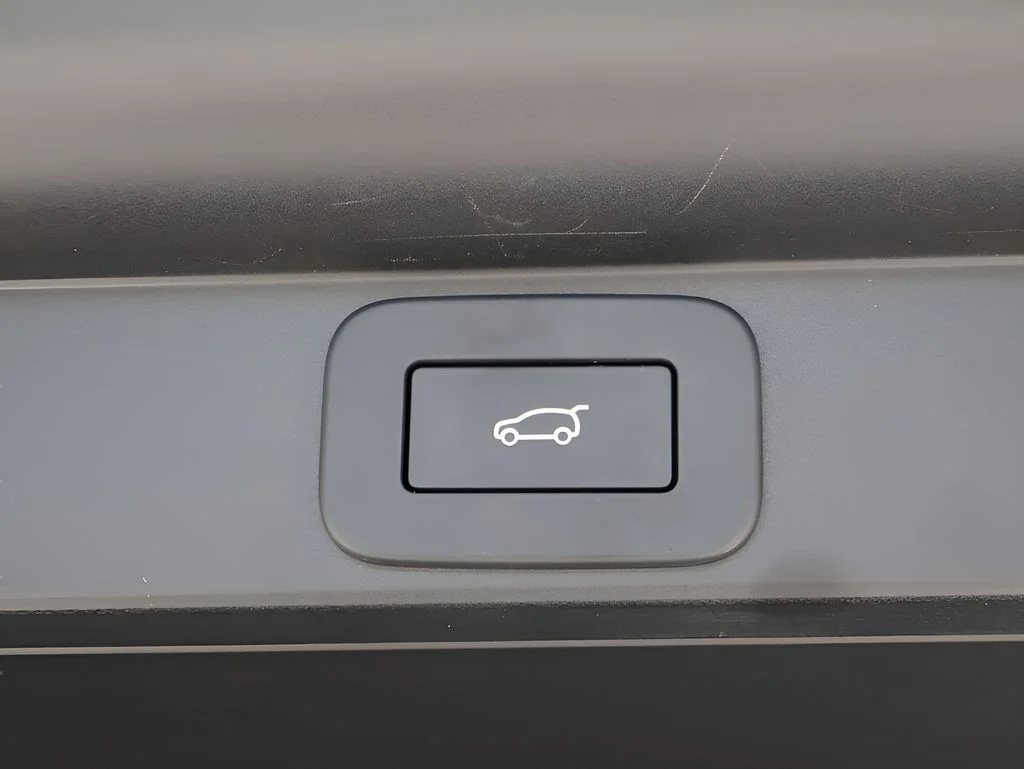 Used 2023 Ostuni Pearl White Land Rover SE image 17