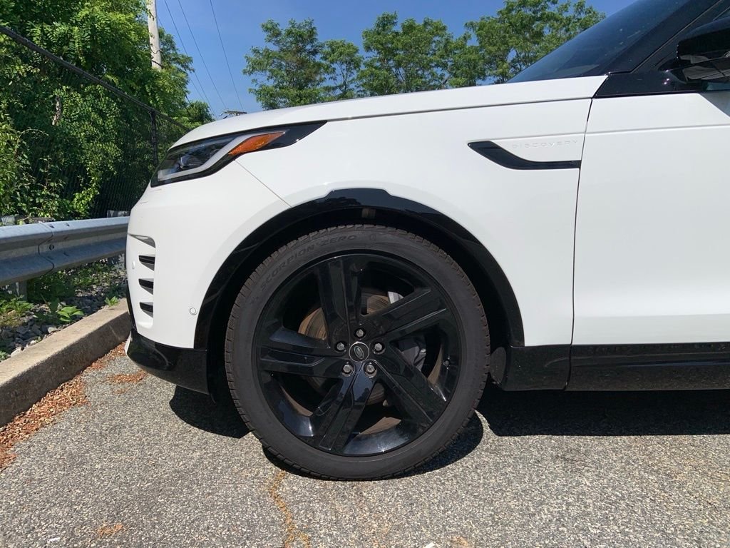 Used 2025 White Land Rover Dynamic SE image 9