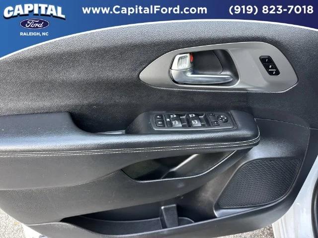 Used 2025 White Chrysler Select image 19