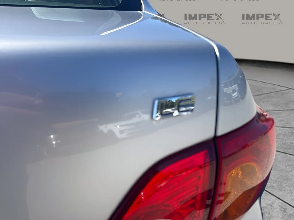 Used 2009 Silver Toyota LE image 25