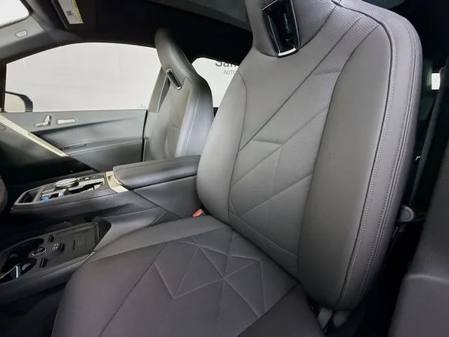 Used 2024 White BMW xDrive50 image 22