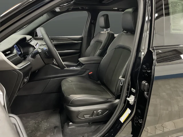New 2026 Diamond Black Crystal Pearl-Coat Exterior Paint Jeep Altitude image 4