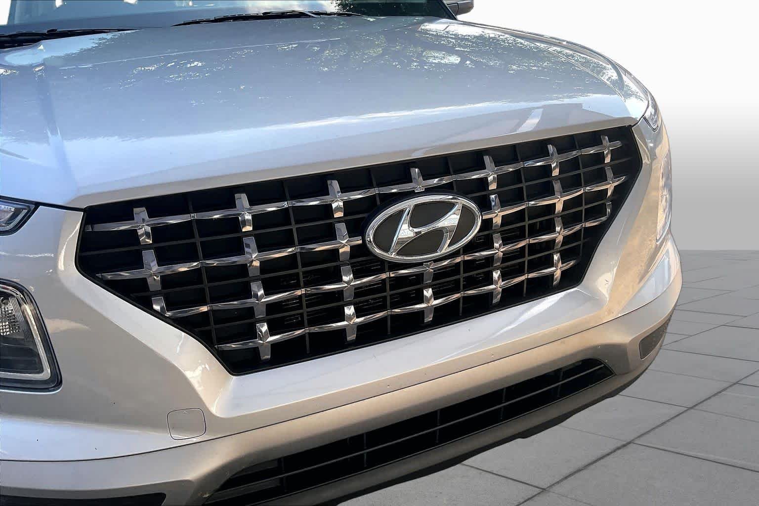 Used 2026 Shimmering Silver Hyundai SEL image 28