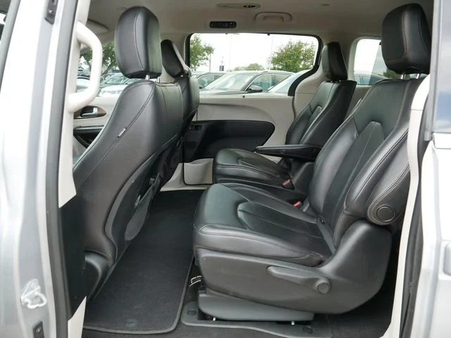 Used 2017 Silver Chrysler Premium image 17