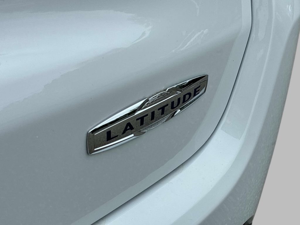 Used 2022 White Jeep Latitude image 11